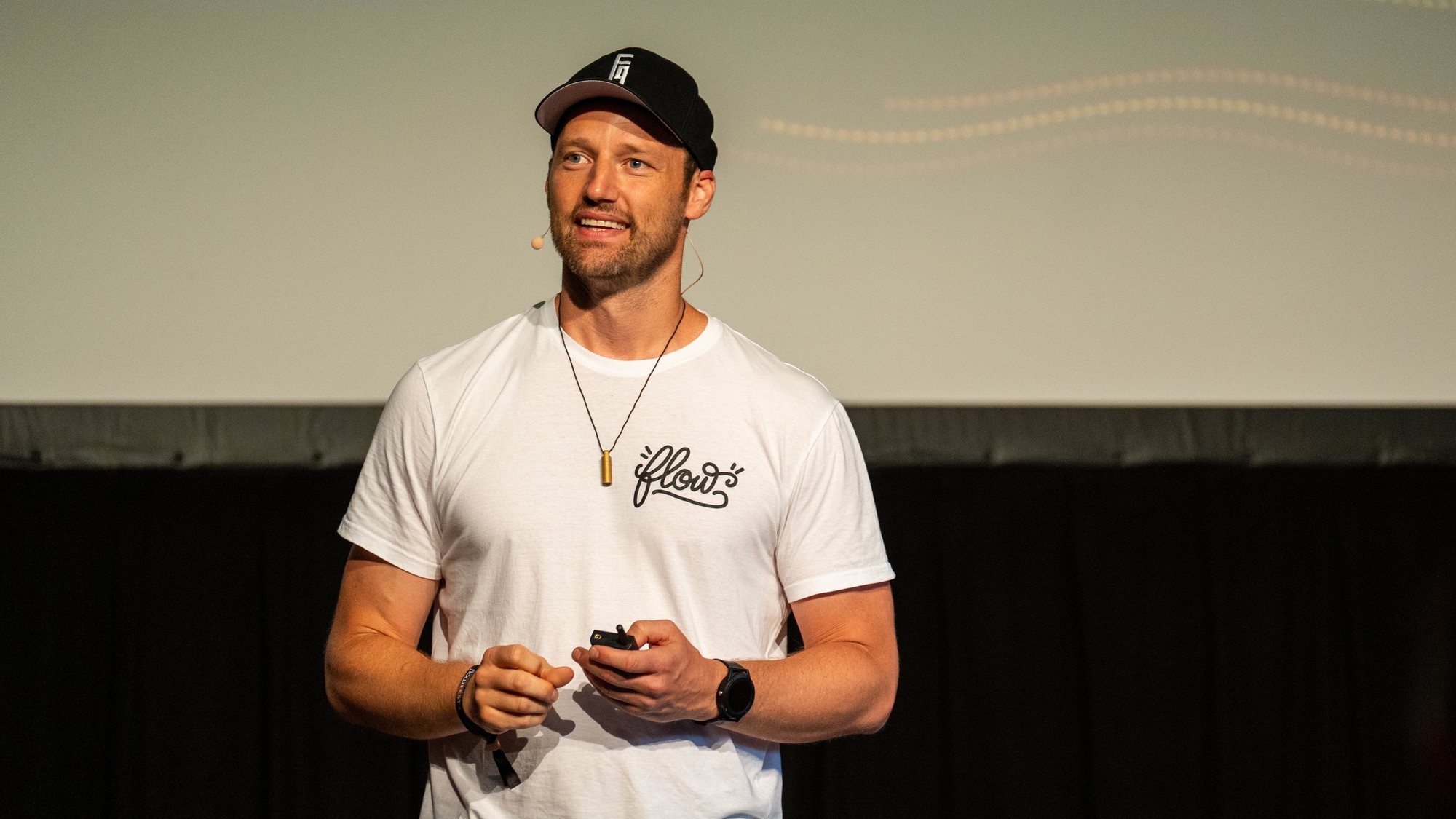 Max Gotzler auf der Bühne des flowFEST 2025, im Hintergrund die Leinwand