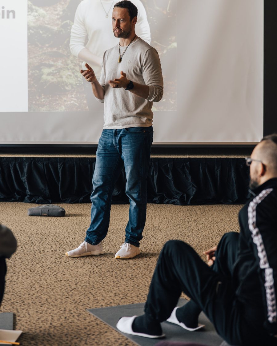 Max Gotzler im Workshop mit einer Gruppe